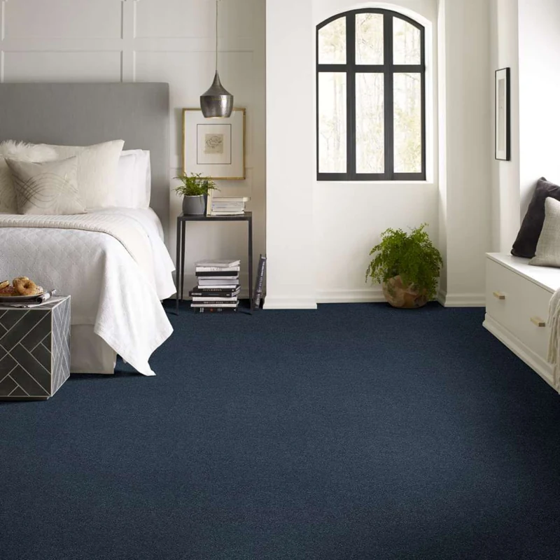 Cosy bedroom with light grey carpeting